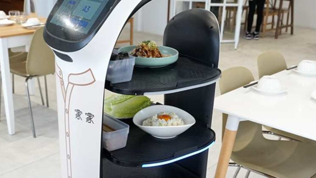阿本家機器人會將熱騰騰的菜色送到餐桌旁，再由店員端給客人享用。（圖／跟著踢小米吃喝玩樂趣提供）
