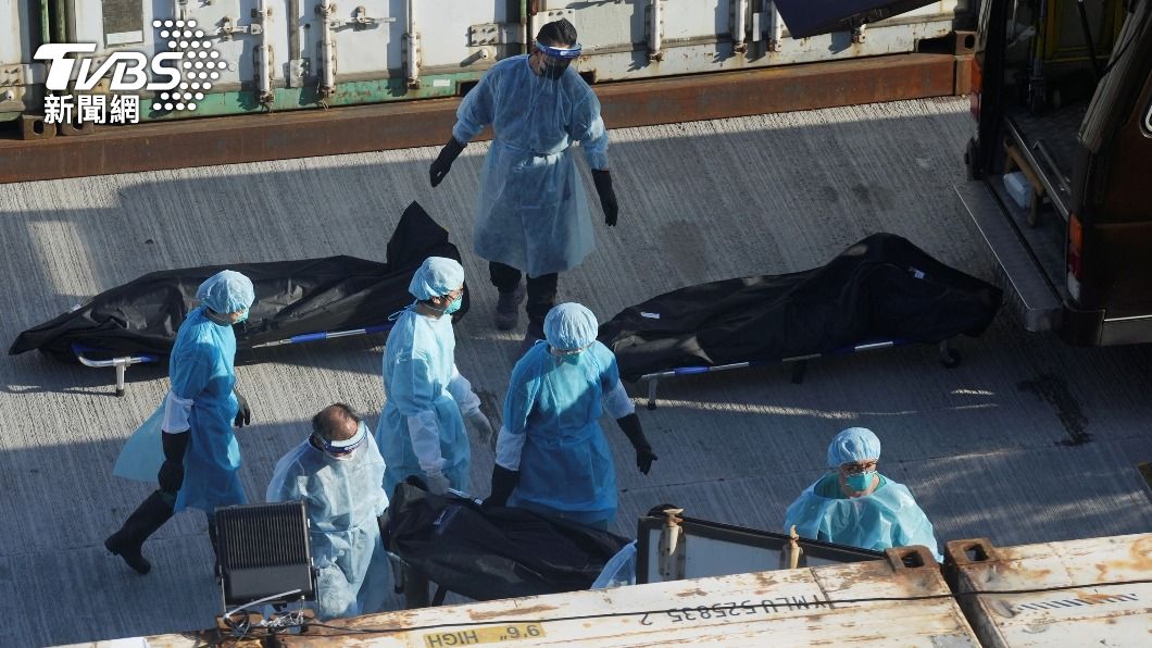 香港第五波疫情造成多人死亡,工作人員將遺體移至戶外冰櫃存放。(圖/達志影像路透社)