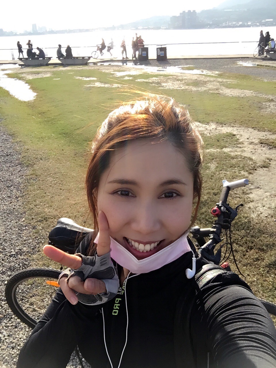 余苑綺鼓勵朱芯儀一起加油。(圖/鴻凱娛樂提供)