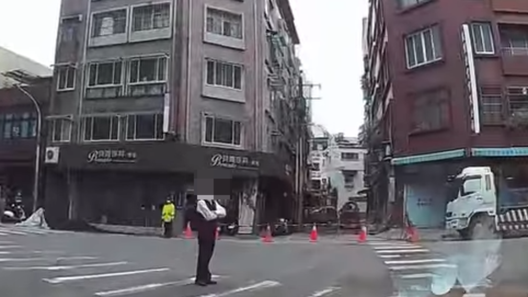 路人闖紅燈被按喇叭提醒竟還生氣瞪人　車主無辜：我綠燈耶