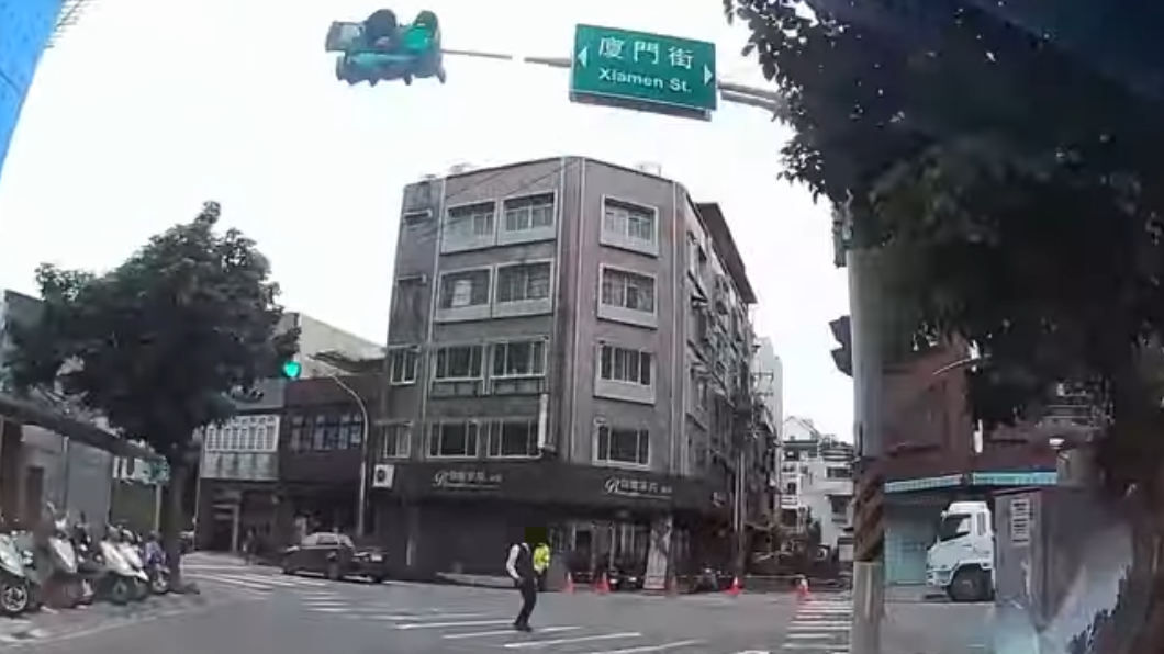這名行人違規行為可處罰300元罰鍰。(圖/翻攝自爆料公社)