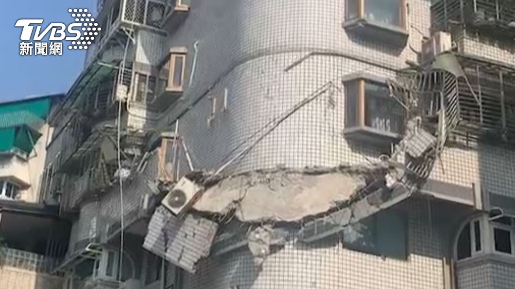 崩落的陽台卡在三樓。(圖/TVBS)