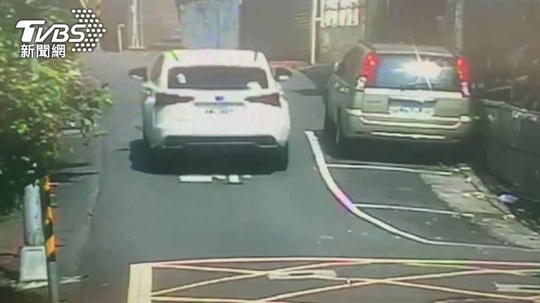 陽台崩落前白色休旅車剛經過。(圖/TVBS)