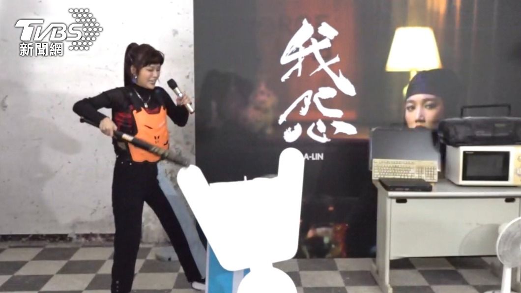 丟丟妹砸斷韋禮安的頭。(圖/黃城碩攝)