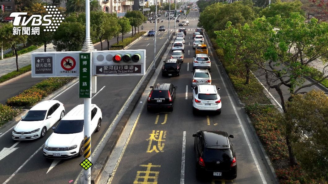又是三寶！他轟台人開車觀念差　網無奈嘆：駕照太好考