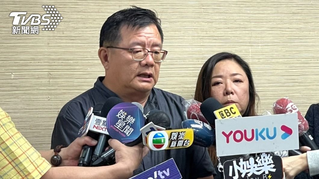 梁志民(圖左)與演員呂曼茵稍早出面受訪。(圖/黃城碩攝)