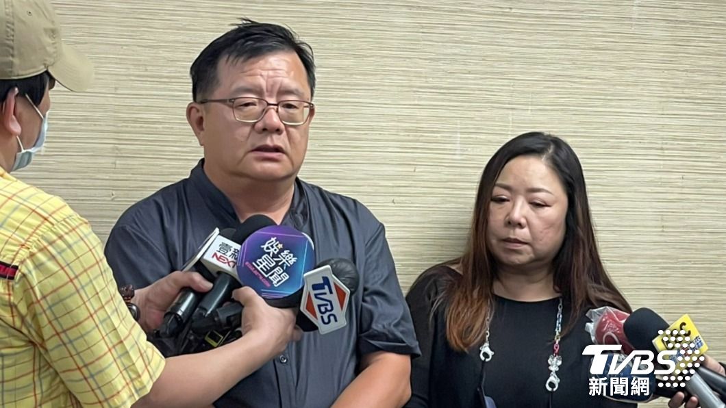 梁志民(圖左)對於顧寶明病逝萬分不捨。(圖/黃城碩攝)