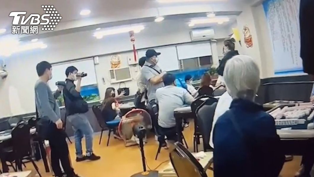 警方喬裝成食客上門逮人。（圖／TVBS）