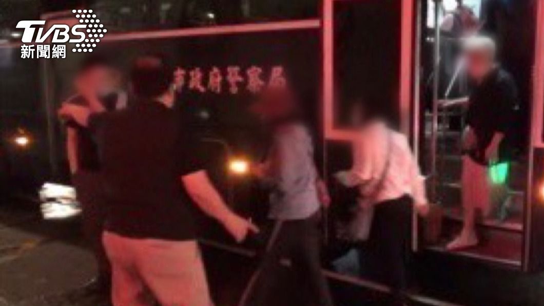 警方逮捕32名賭客和5名工作人員。（圖／TVBS）