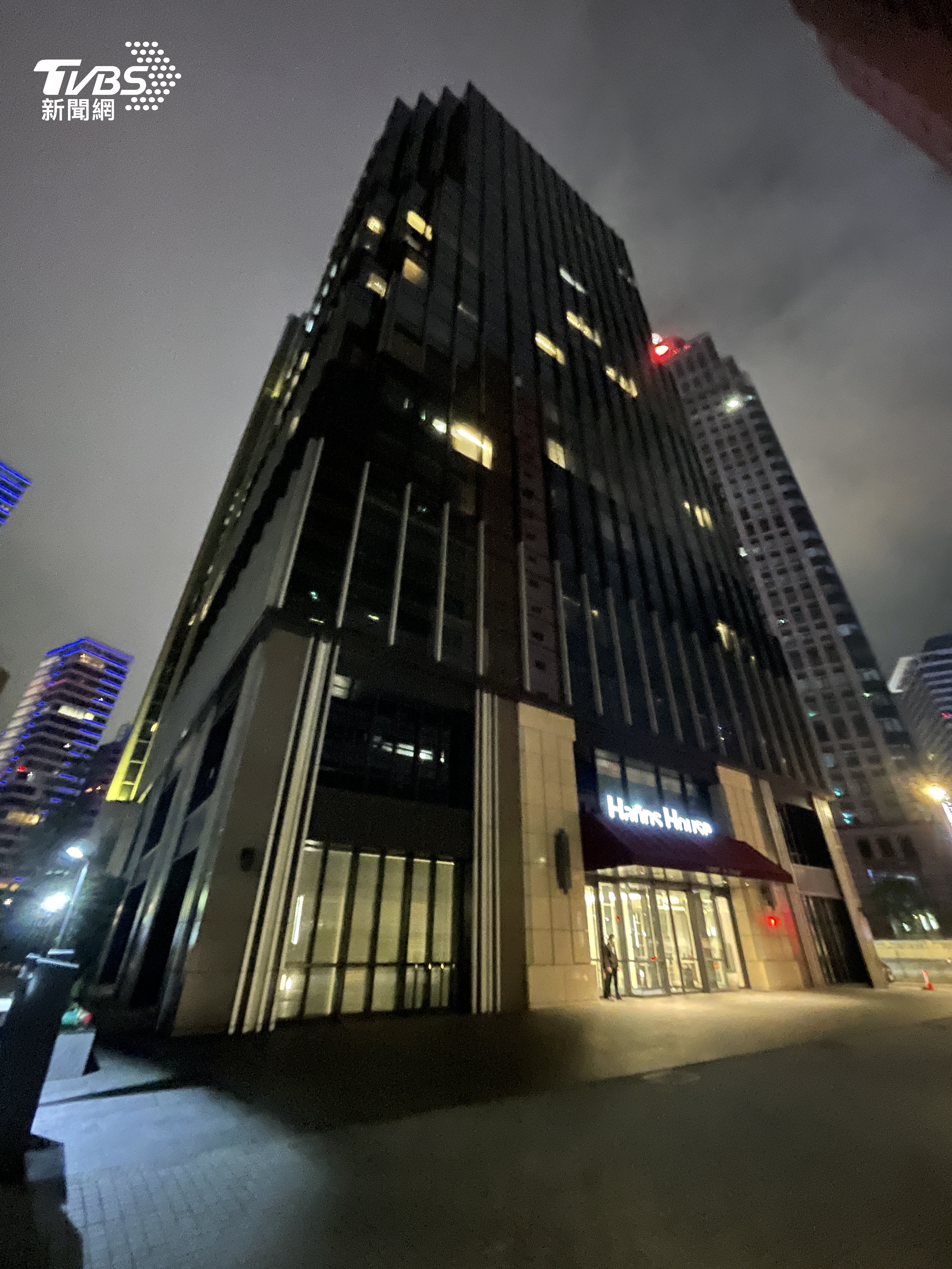 具俊曄隔離的瀚寓酒店19日深夜的外觀。（圖／許方正攝）