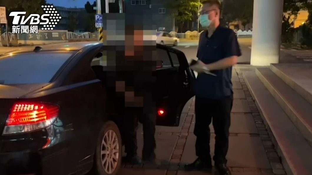 後續經警方花費多時調查，才找到曳引車的駕駛。（圖／TVBS資料畫面）
