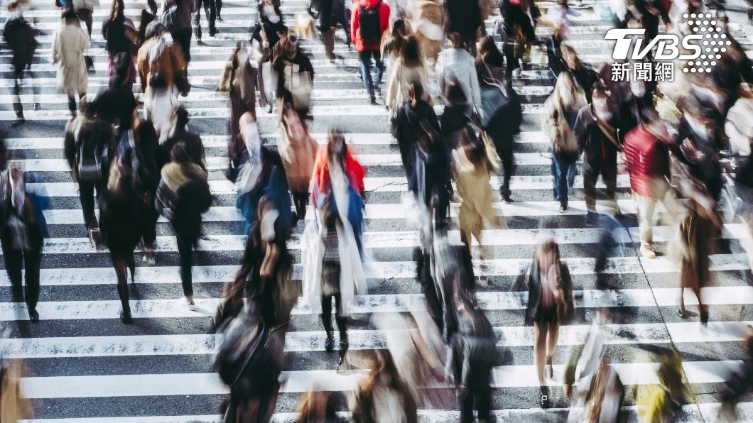 個子嬌小的人能成功穿越擁擠的人流。（示意圖／shutterstock達志影像）