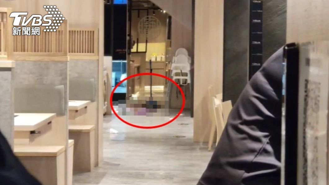店內地板沾滿血跡。(圖/TVBS)