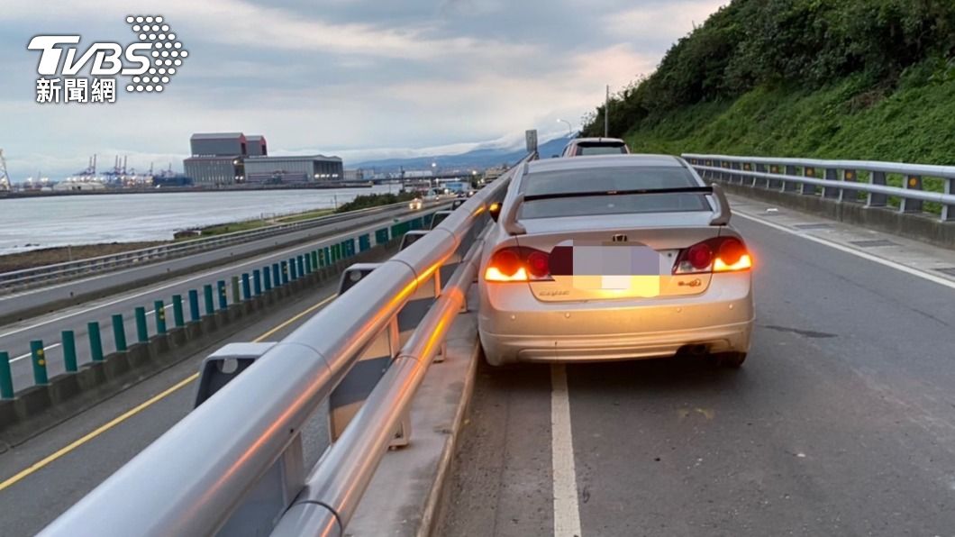 肇事駕駛將車輛留在現場逃逸。（圖／TVBS）