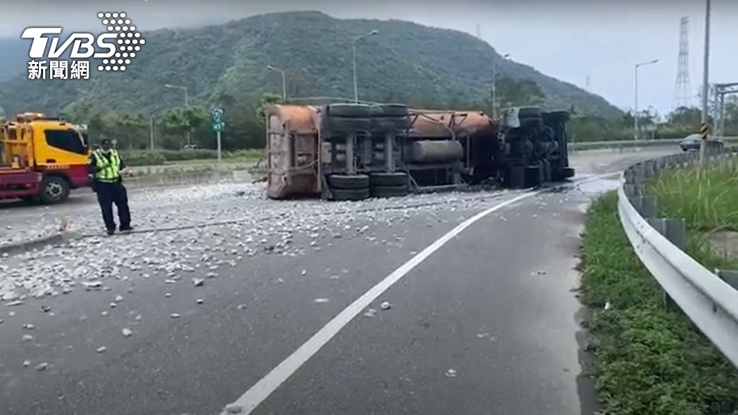 砂石車上蘇花改過快翻覆，駕駛徒步逃逸。（圖／TVBS）