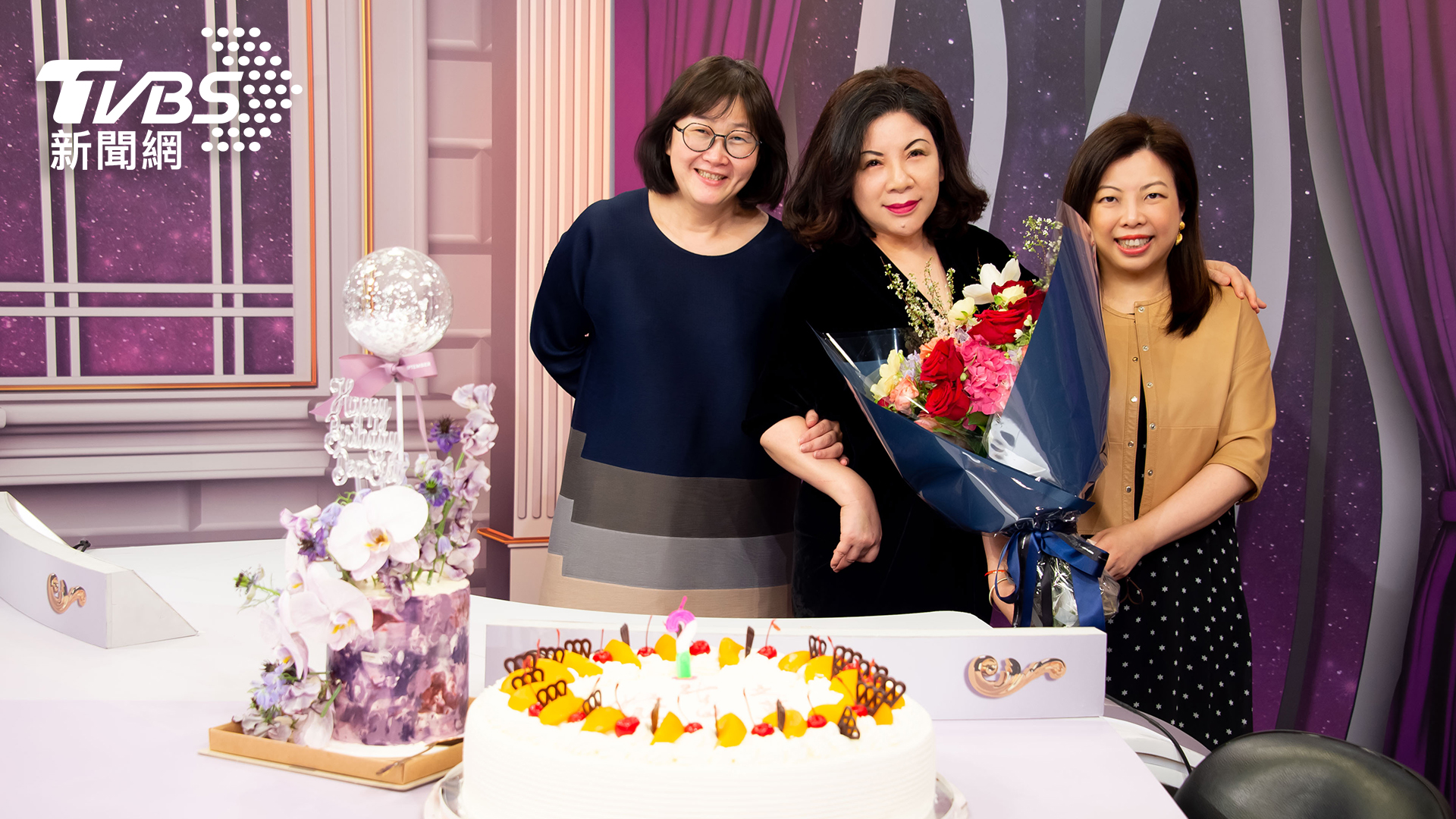 TVBS總經理劉文硯及TVBS 56台長王偉芳一同送上花束及精緻蛋糕,為主持人陳文茜慶生