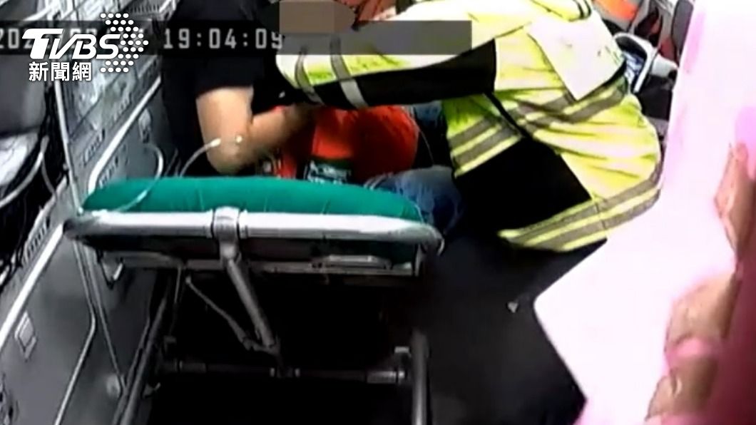 媽媽冷靜聽從救護人員指示成功救下孩子。(圖/TVBS)