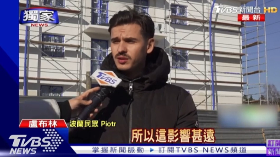 一名波蘭民眾表示，當地工程進度逐漸落後。（圖／TVBS）