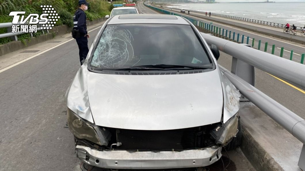 車輛毀損被駕駛丟在現場。(圖/TVBS)