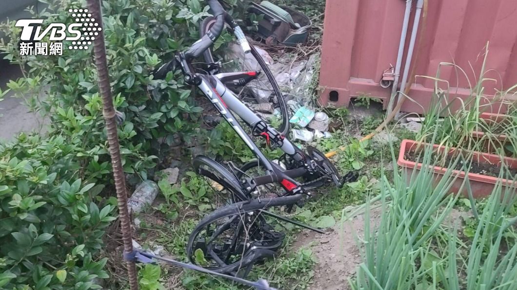 死者的單車在草叢內被找到。(圖/TVBS)