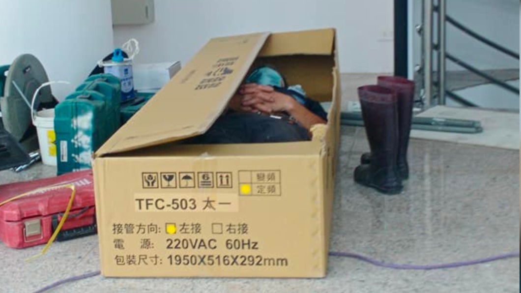 還沒七月半!阿北工地午休躺「特製安詳床」 遮光又擋風