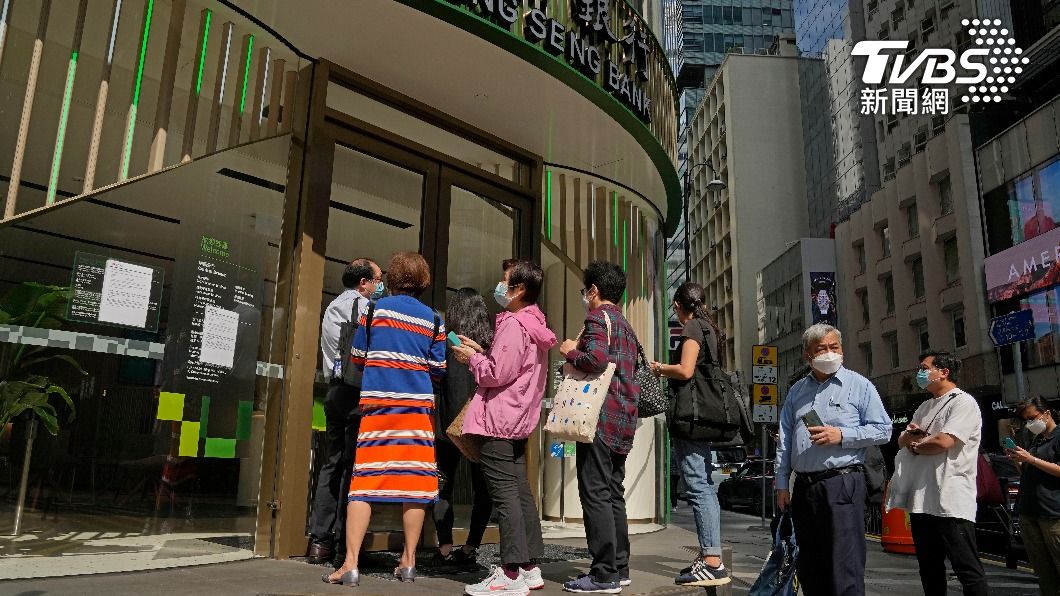 袁國勇表示，香港估計約250萬人已染疫。（圖／達志影像美聯社）