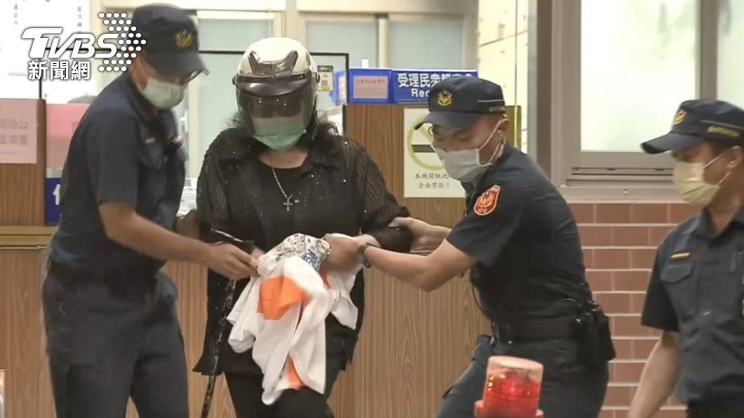鄭惠中潑紅漆遭到逮捕。(圖/TVBS資料畫面)