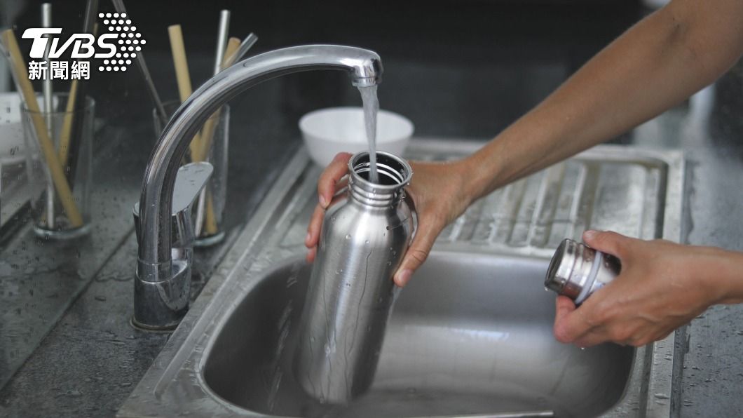 飲用後盡快清潔容器才是重點。(示意圖/shutterstock達志影像)
