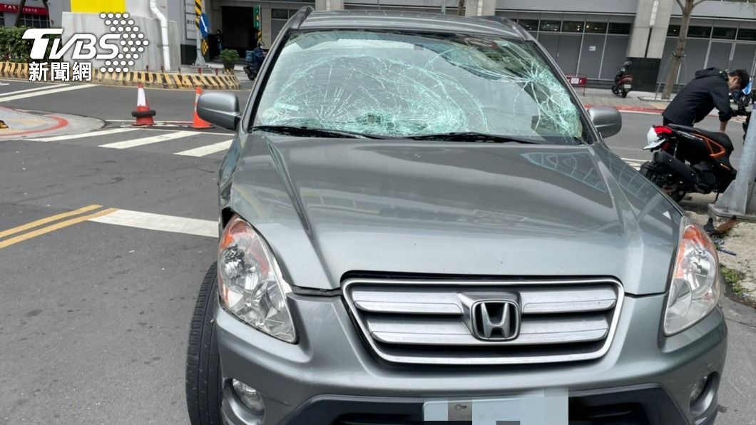 休旅車擋風玻璃碎裂。(圖/TVBS)