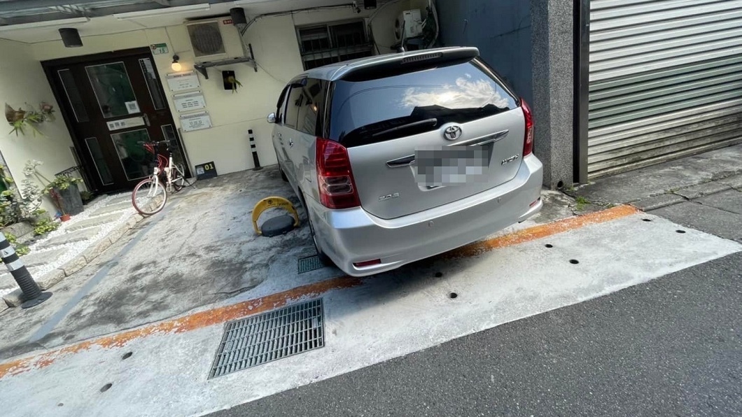 貪小便宜！車主耍陰招躲收費　住戶PO監視器：累犯了