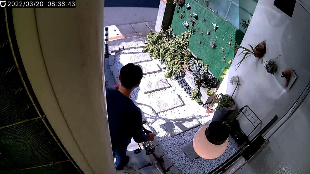 住戶氣炸了PO出監視器畫面。(圖/翻攝自爆料公社二社)