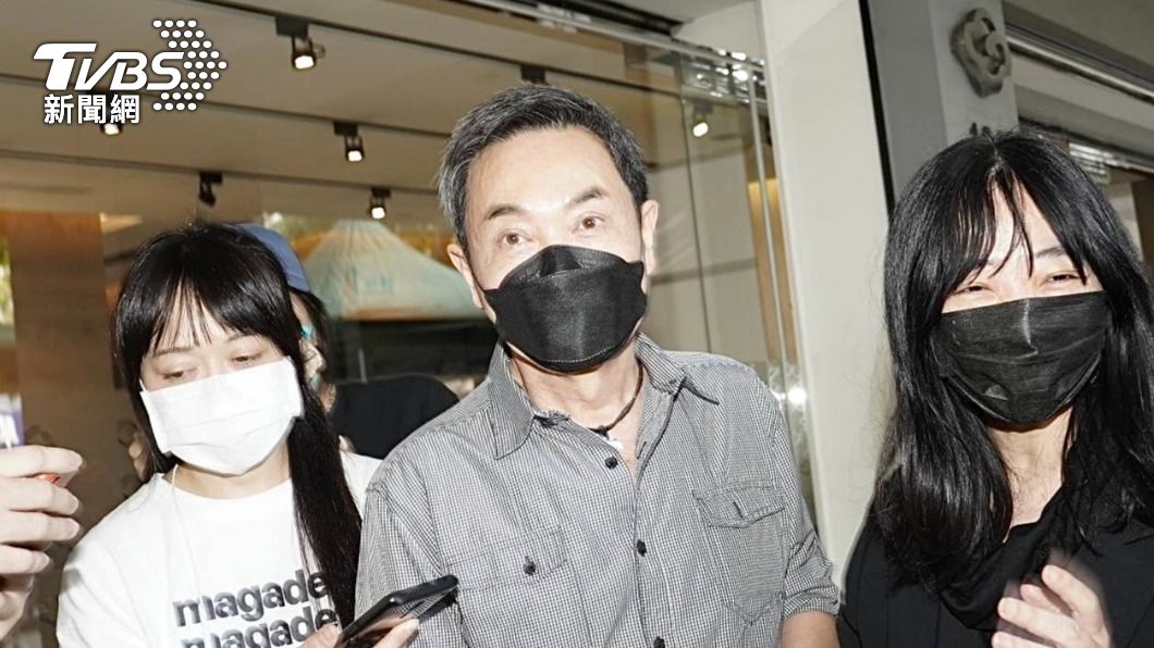 楊懷民（中）特地前往靈堂哀悼老友顧寶明。（圖／許方正攝）