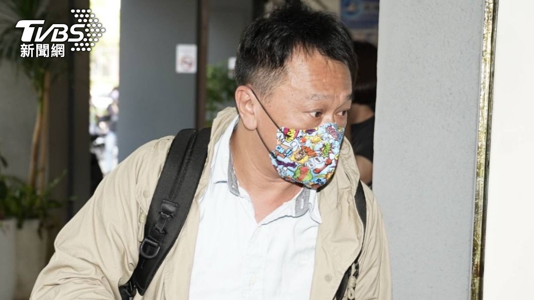 游安順昨日還在高雄拍戲，今日拉著行李箱來悼念好友。（圖／許方正攝）
