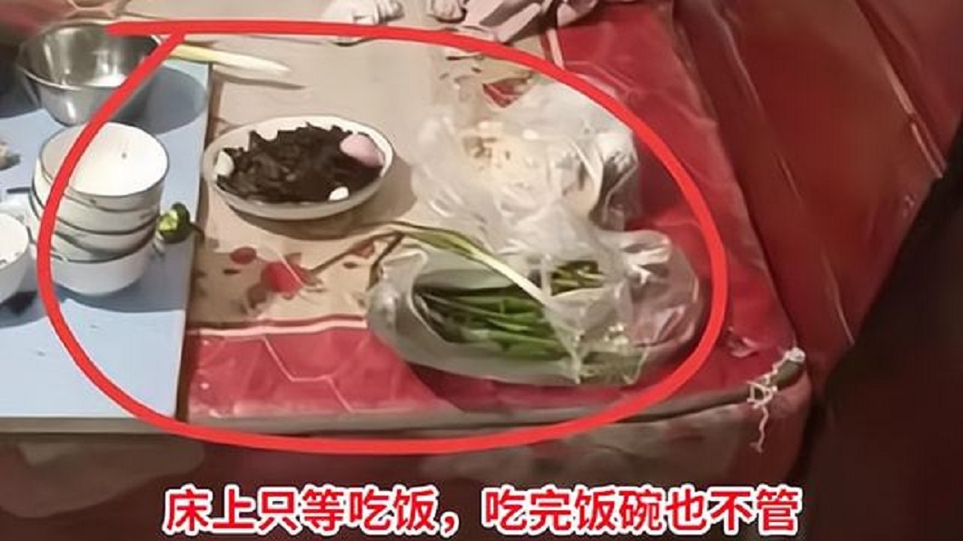 女子每天躺在床上等吃飯就連吃完後碗筷都放著不管。(圖/翻攝自網易新聞)