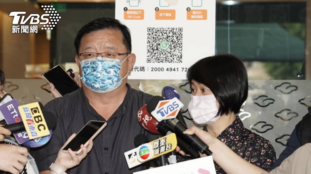 果陀劇場藝術總監梁志民（左）與王月（右）回憶起與顧寶明的相處點滴時，2人都深感懷念。（圖／許方正攝）