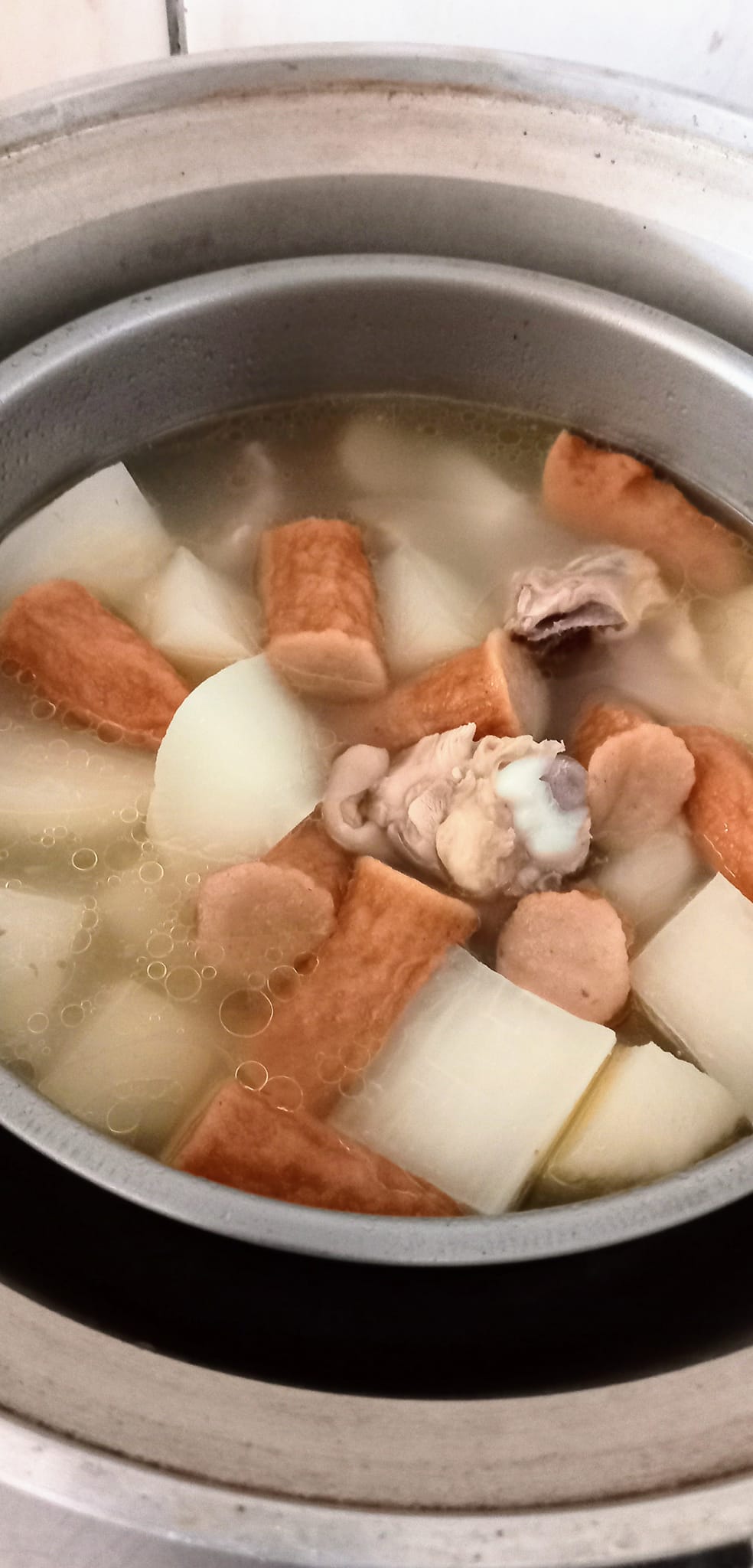 原PO使用電鍋煮湯。(圖/翻攝自廚藝公社Facebook)