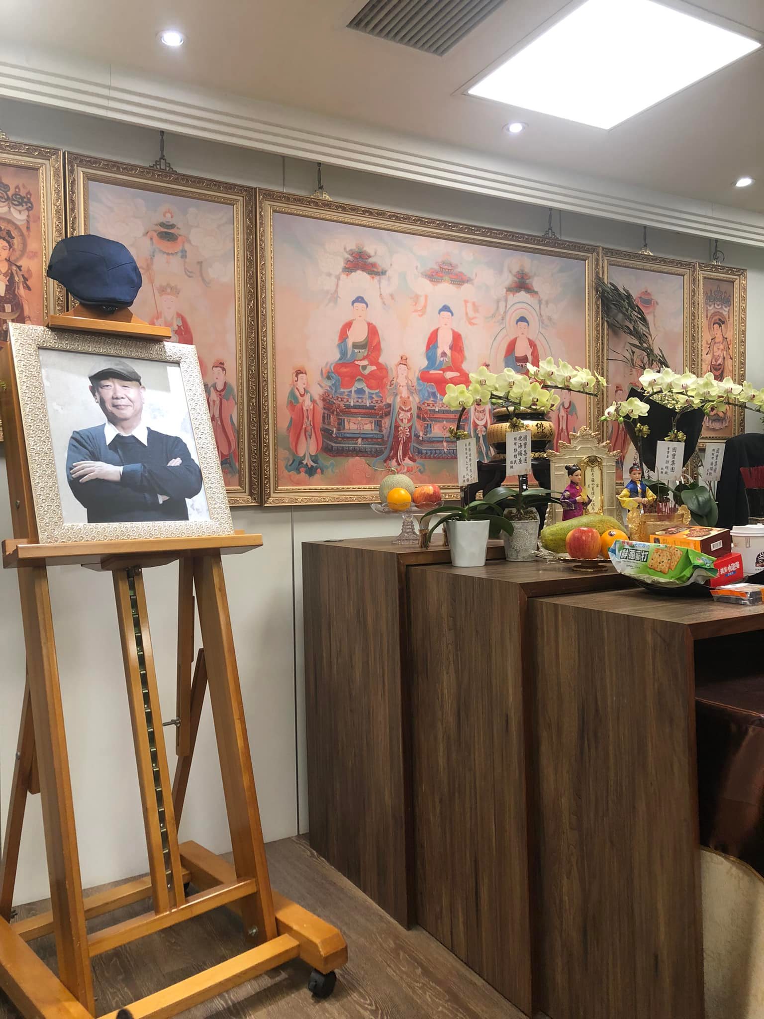 李國超貼出自己親赴靈堂悼念顧寶明的照片。（圖／翻攝自李國超臉書）