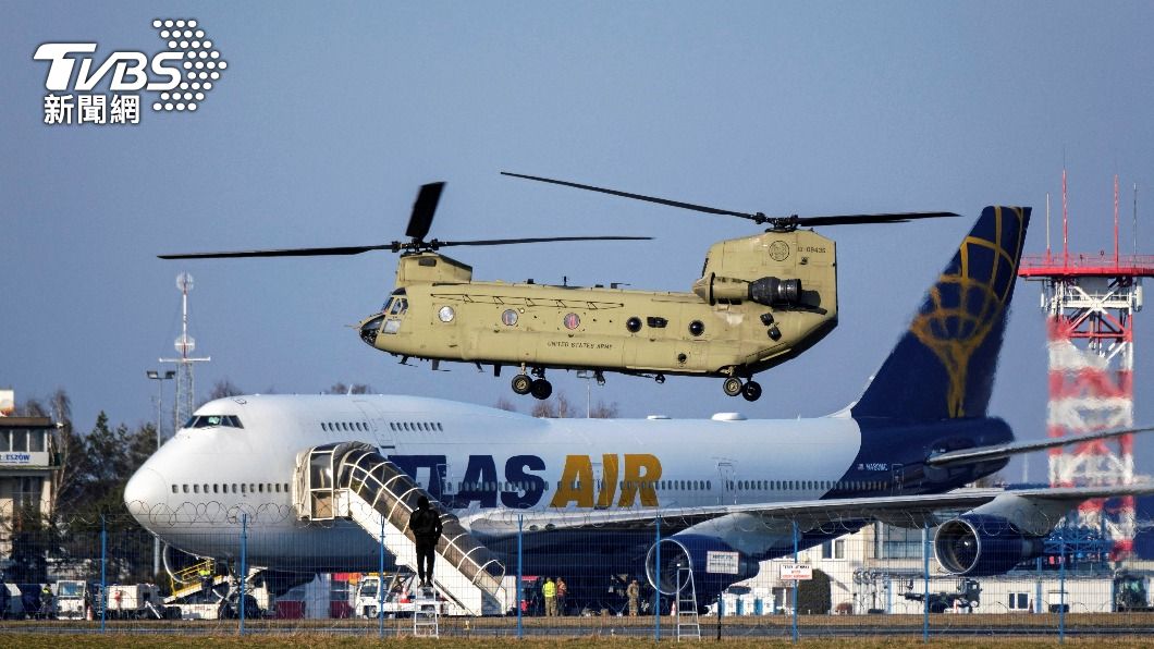 西方各國透過運輸機運送軍備資源到熱舒夫機場。(圖/達志影像路透社)