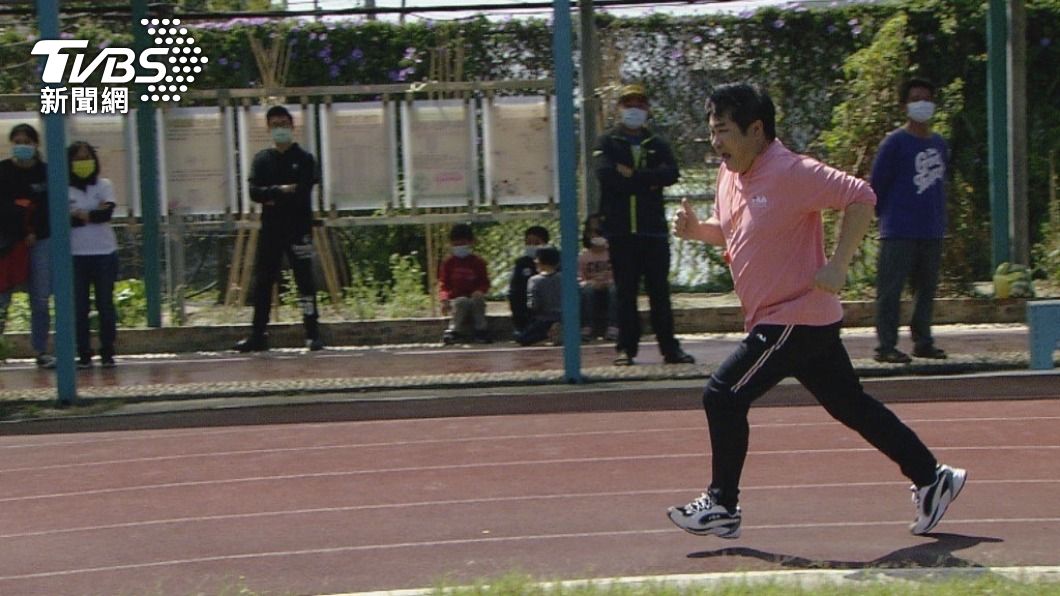 62歲胡瓜拚老命狂奔競速 遭衝康「比完賽竟直接倒下」