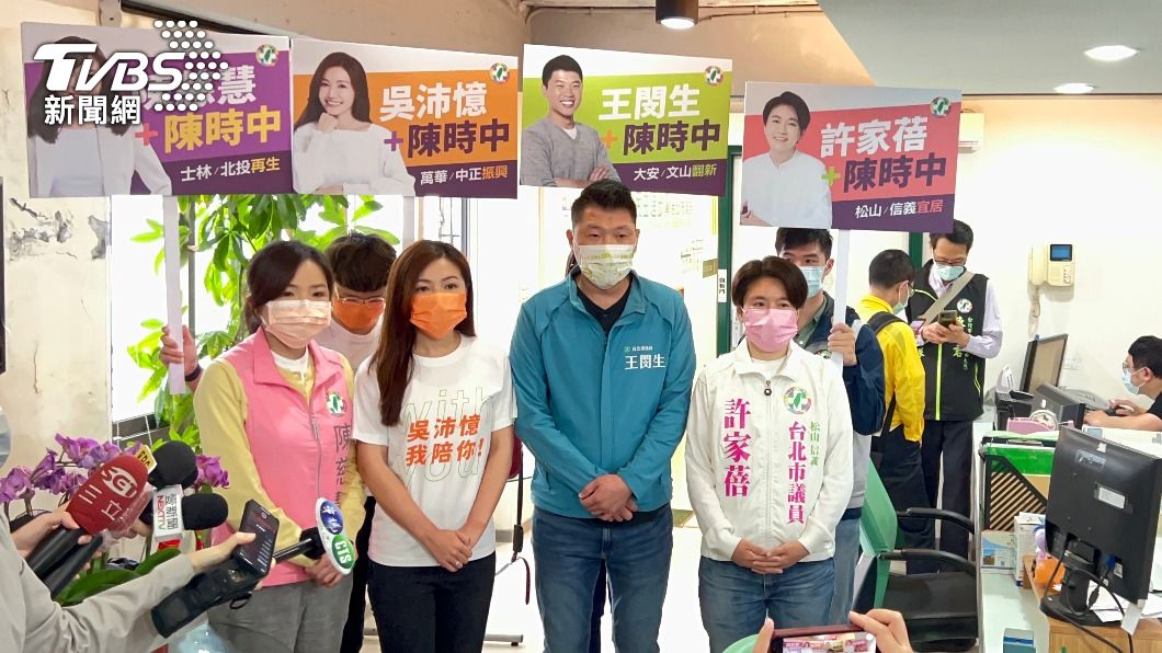 台北市議員陳慈慧、吳沛憶、王閔生、許家蓓今早前往民進黨北市黨部登記，並高喊要陳時中擔任母雞選台北市長。（圖／TVBS）