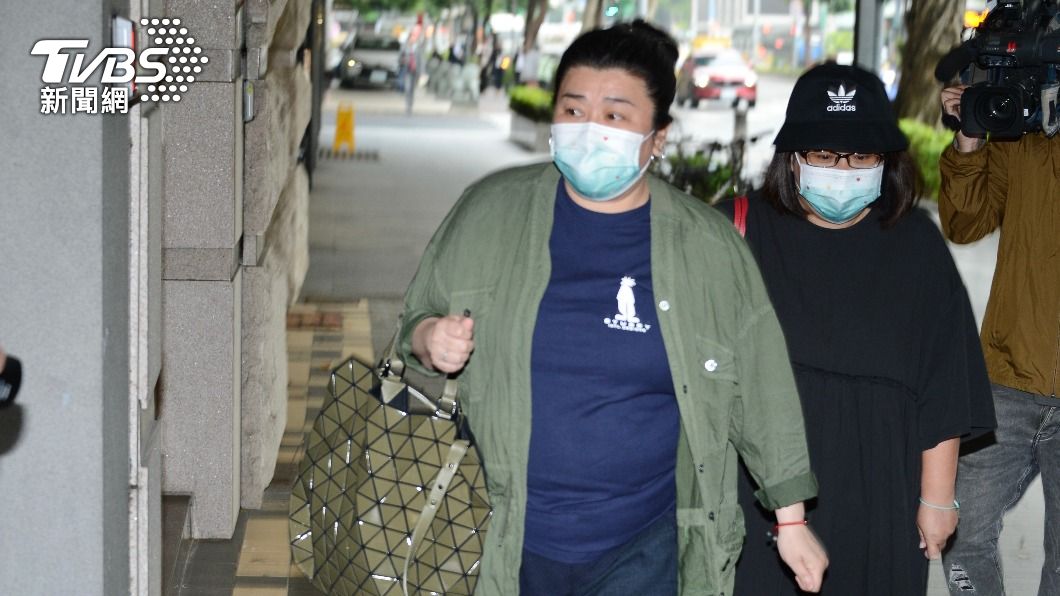 林美秀（左）、鍾欣凌赴靈堂悼念顧寶明。（圖／許方正攝）
