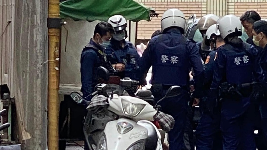 快打警力到場將人強制送醫。（圖／翻攝自我是東湖人 臉書）