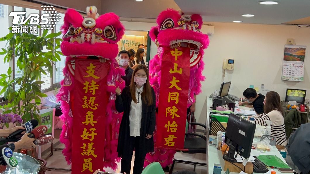陳怡君帶著祥獅獻瑞搏好彩頭。(圖/TVBS)