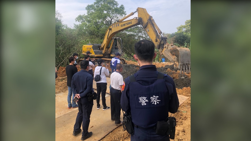 龍潭查獲不法業者亂倒廢土 遭警方當場查獲法辦