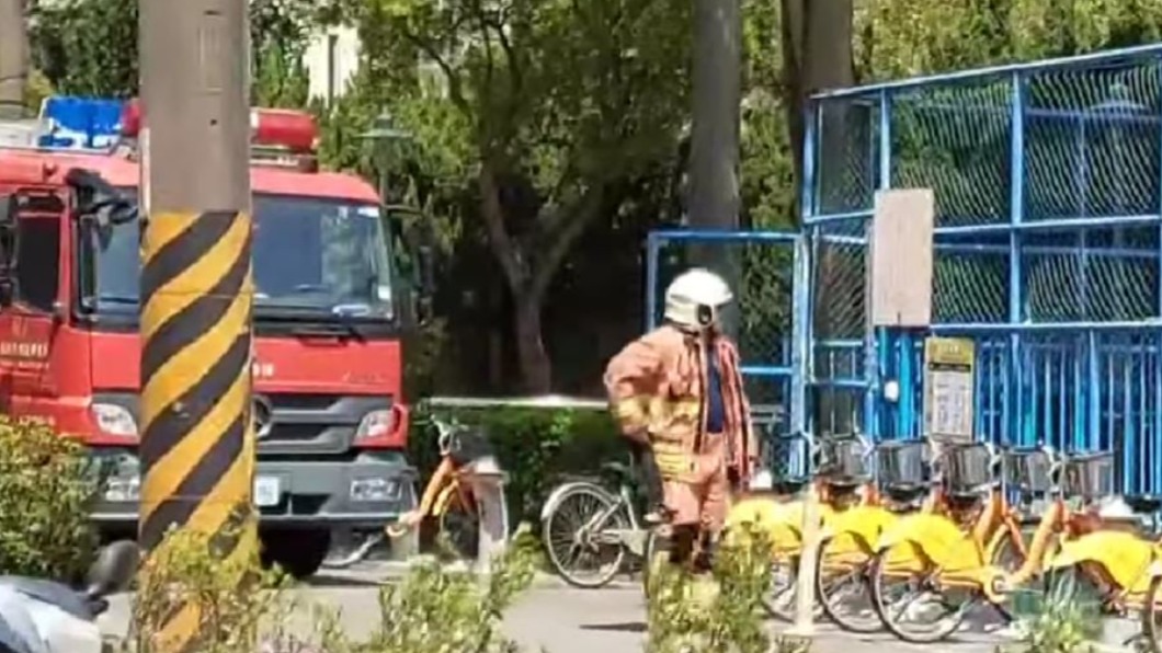 消防人員到場協助。（圖／翻攝自爆料公社）