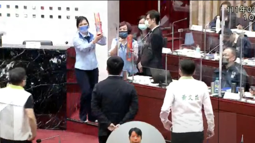 向台電求償!市議員送蠟燭轟停電 嗆陳其邁「吃人嘴軟」