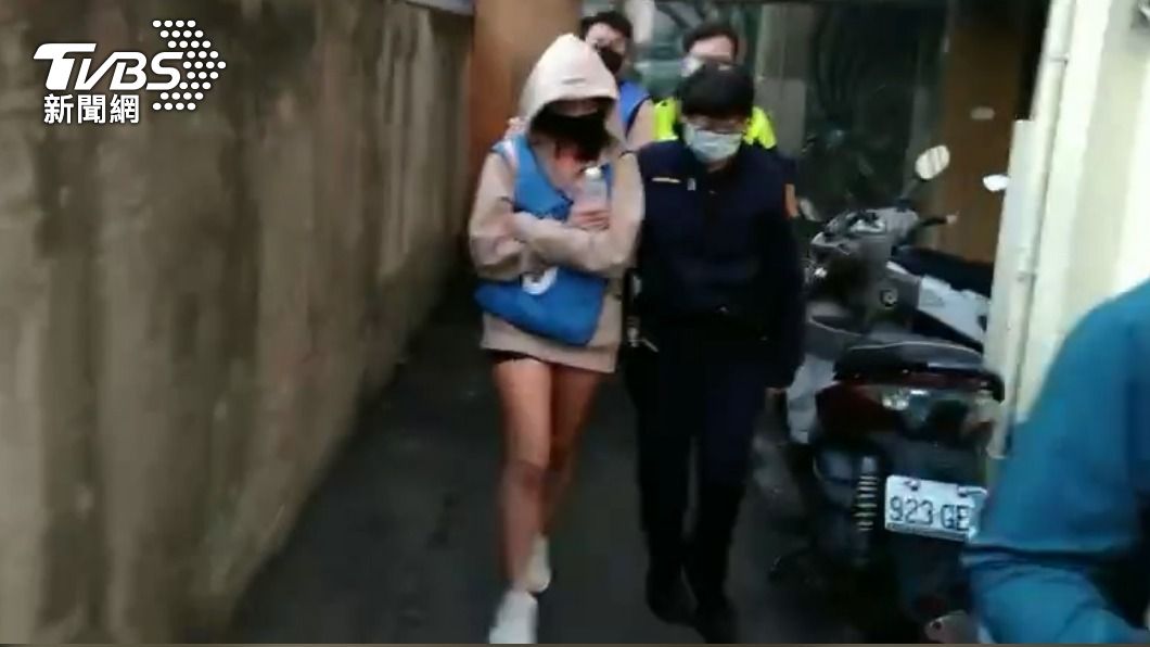 賭場找火辣美女荷官幫發牌!業者「這動作」全被警方逮