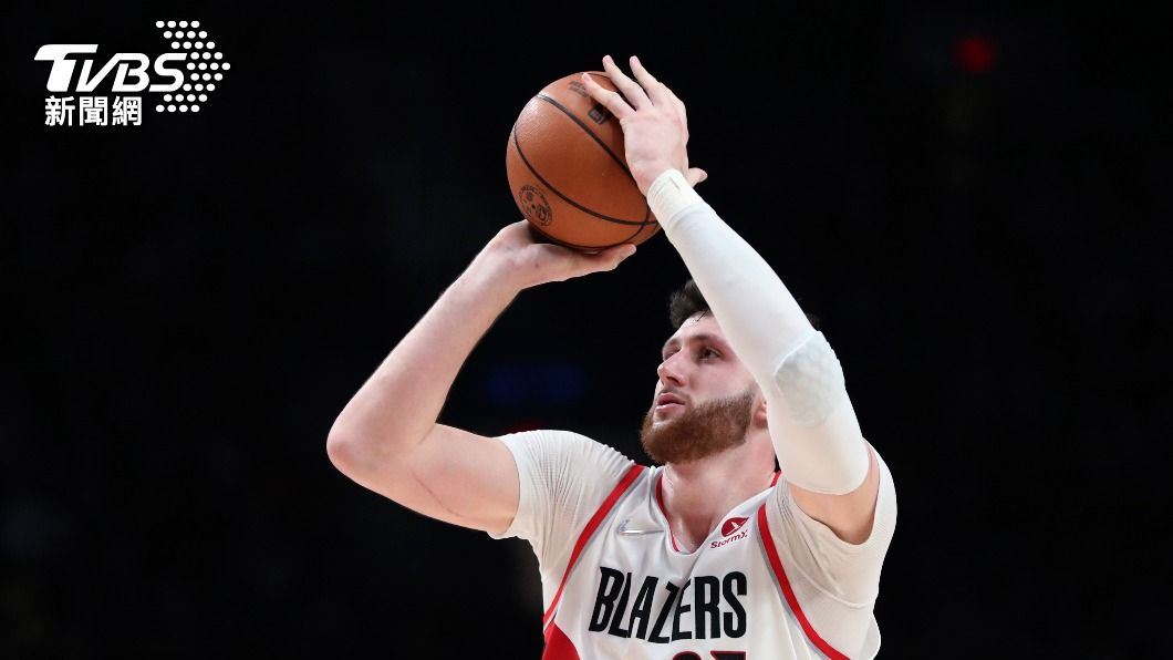 拓荒者中鋒努爾金奇搶球迷手機，將受到NBA賽會判罰。（圖／達志影像美聯社）