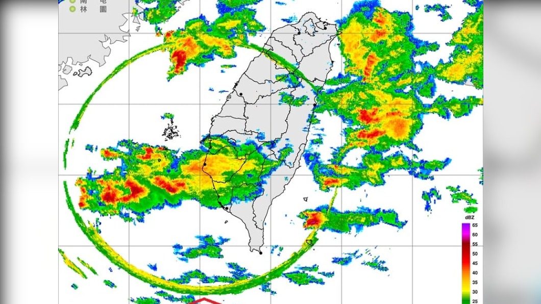 今早氣象局的雷達回波圖驚見神祕圓圈。 (圖/翻攝自鄭明典臉書)