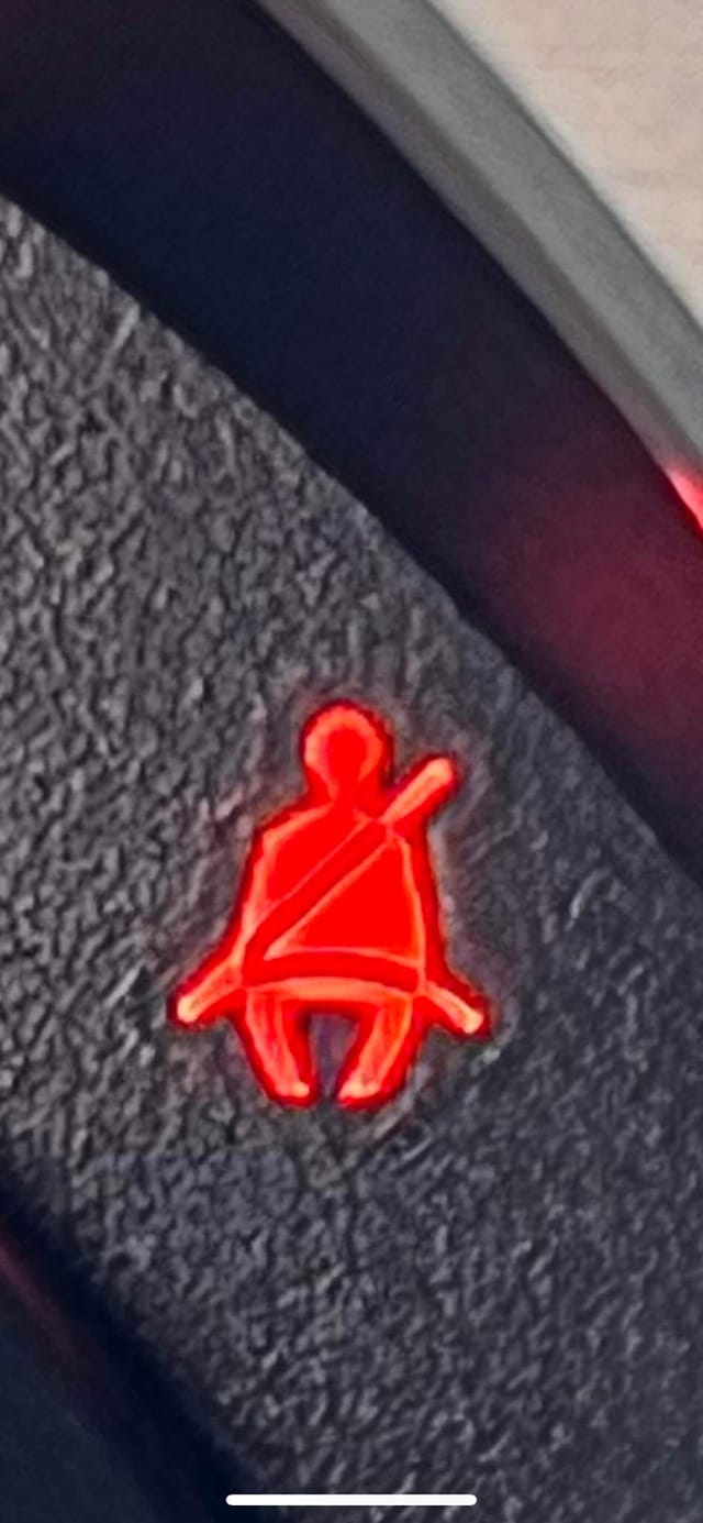有駕駛發現車內突亮一個「紅色忍者」燈號不解這是啥意思。(圖/翻攝自爆廢公社公開版)
